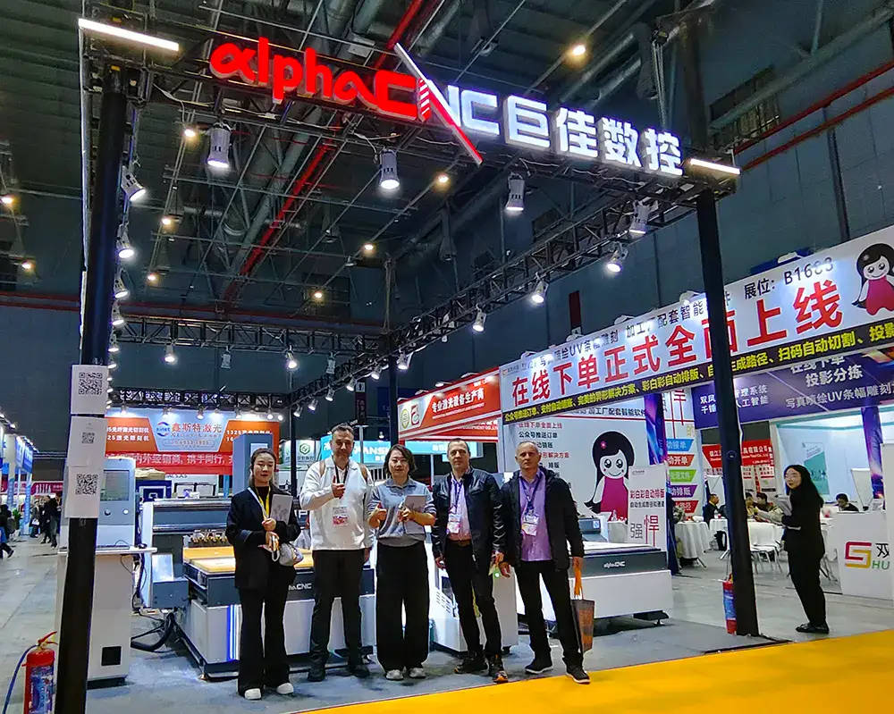ALPHA CNC团队与客户在交付的雕刻机前合影。