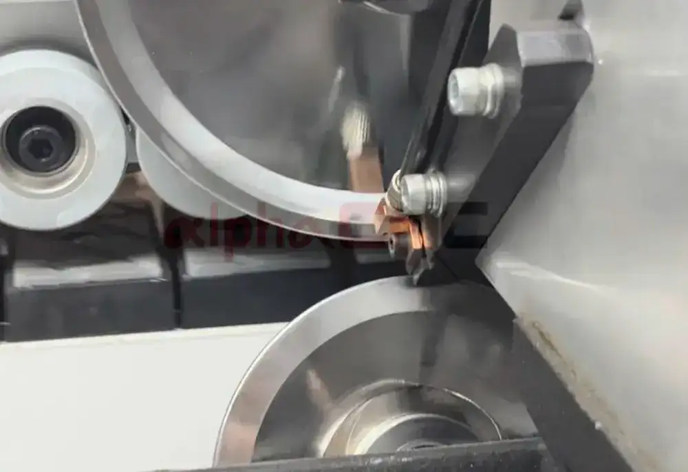 Close-Up-of-the-R-Scraping-Function-on-the-ET-S7PR-Edge-Bander-Machine