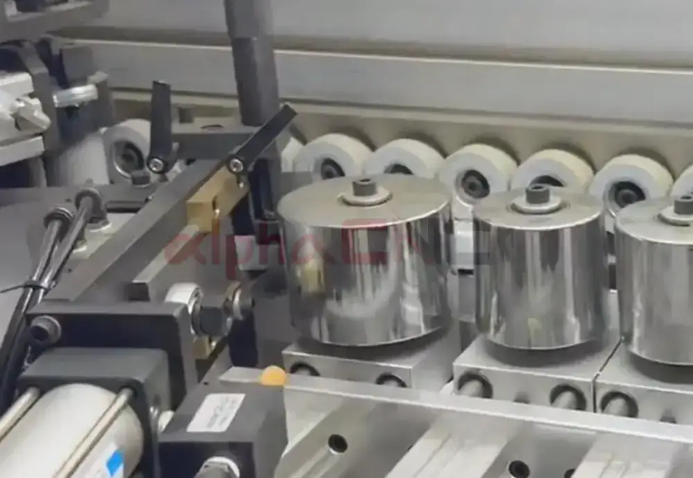 Dual-Glue-Pot-System-for-Versatile-Bonding-on-the-ET-S7PR-Edge-Bander