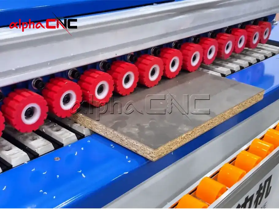 Fully automatic edge banding machine feeding particle board