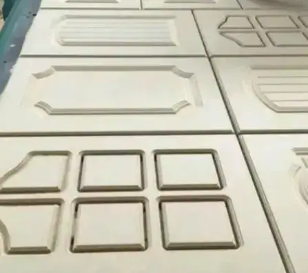 Furniture panel with three-spindle routing – grooves and pilot holes
