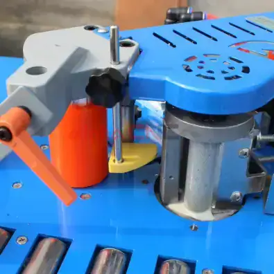 Sealing machine's glue pot with molten adhesive for edge banding