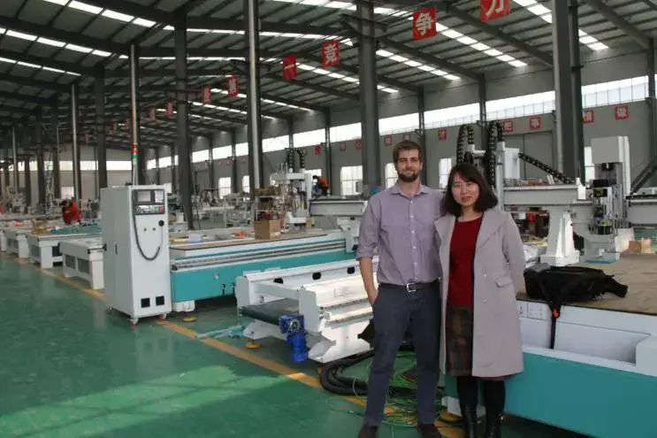 Foto con clientes en la fábrica de fresadoras CNC.