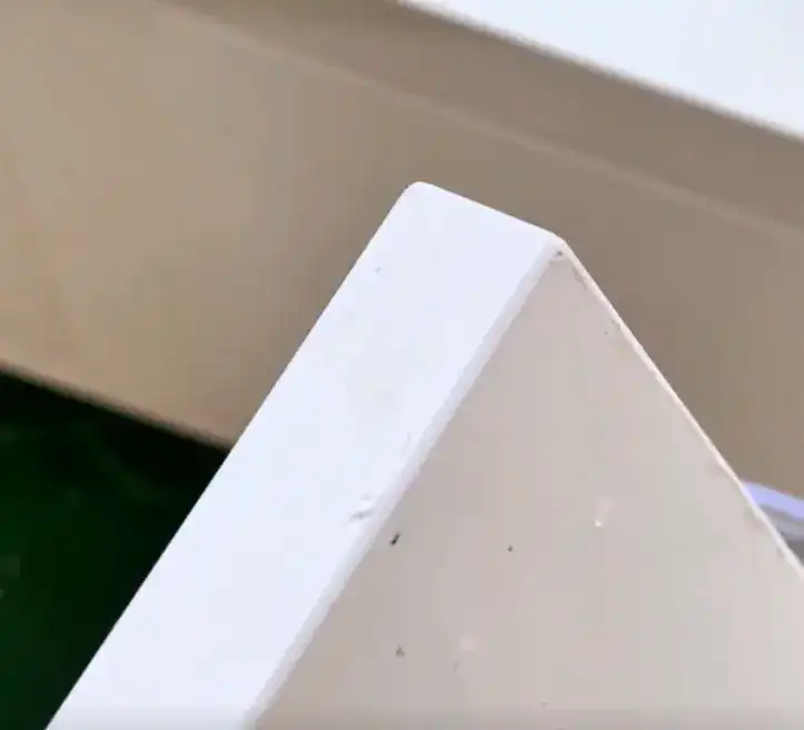 Sample demonstrating a flawlessly rounded corner on a wooden panel, achieved by the S7's automatic corner trimming function.