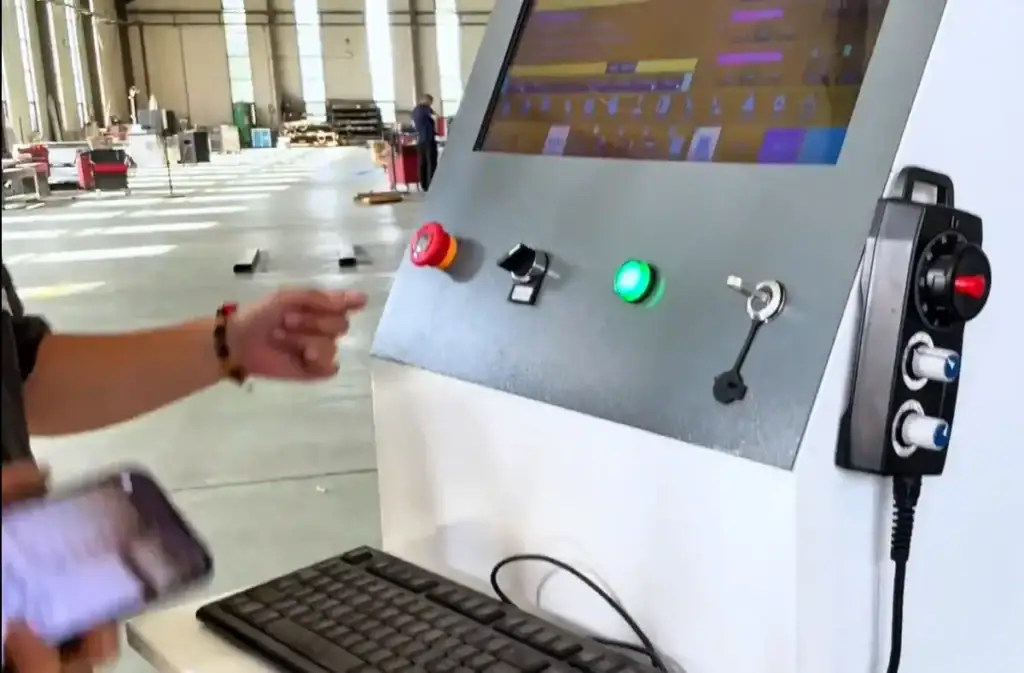 El operario inspecciona la máquina.